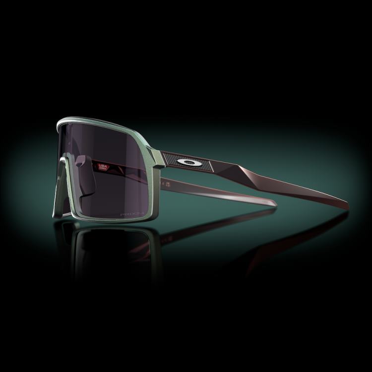 Oakley sutro verve samling T8RX0930 prizm grå linser, verve matt silver/blå färgskiftningsbåge