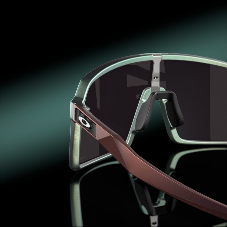 Oakley sutro verve samling T8RX0930 prizm grå linser, verve matt silver/blå färgskiftningsbåge