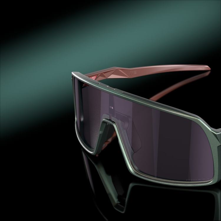 Oakley sutro verve samling T8RX0930 prizm grå linser, verve matt silver/blå färgskiftningsbåge